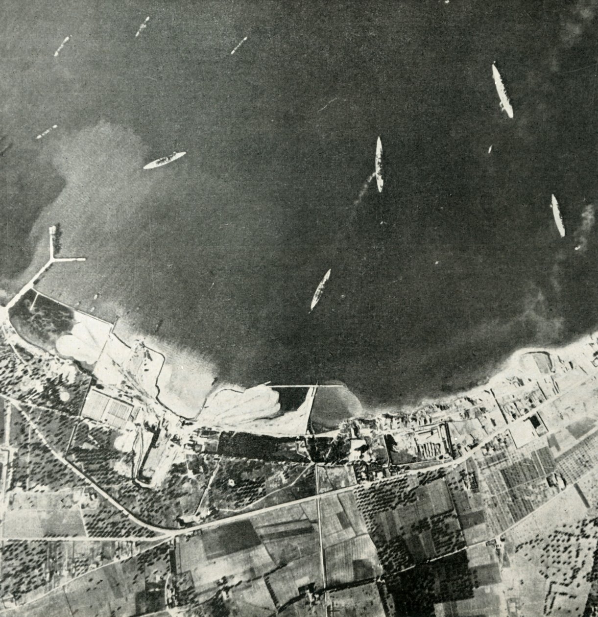 Brittiläiset sota-alukset Maltan rannikolla, toinen maailmansota, 1940-1942 1944. tekijältä Unbekannt