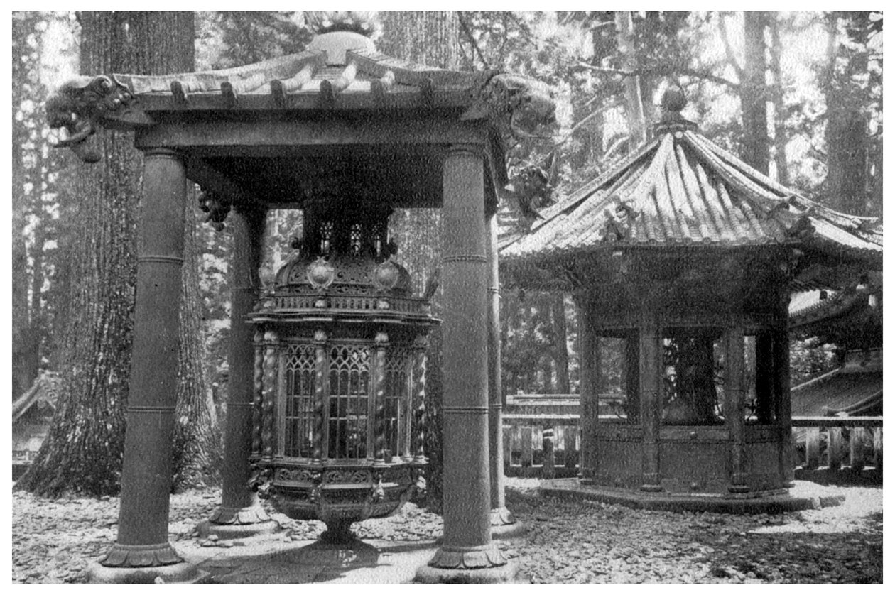 Pronssinen lyhty Koreasta ja kynttelikkö Hollannista, Japanista, 1904 tekijältä Unbekannt