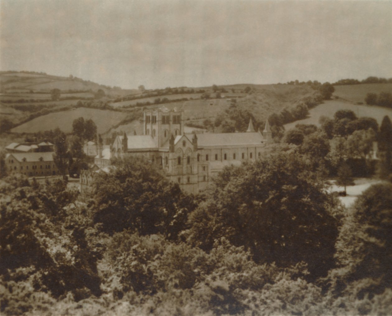 Buckfast Abbey Church South East, 1800-luvun loppu - 1900-luvun alku tekijältä Unbekannt