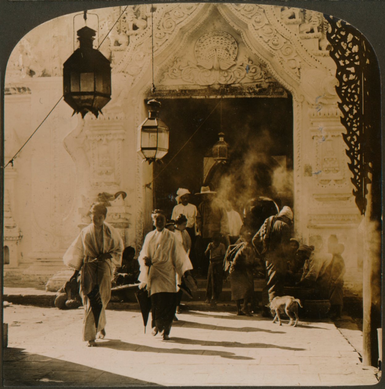 Burmalaiset naiset matkalla basaariin, Mandalay, Burma, 1907 tekijältä Unbekannt