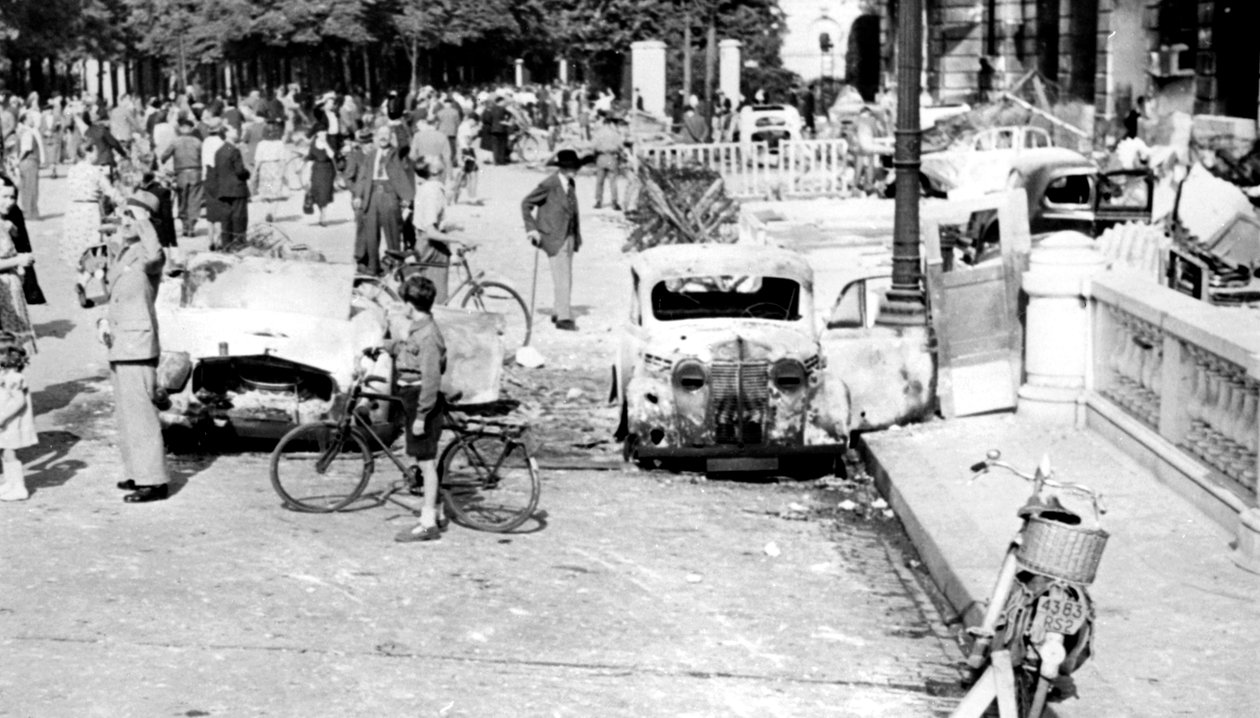 Palaneet autot, Place de la Concorde, Pariisin vapauttaminen, elokuu 1944 tekijältä Unbekannt
