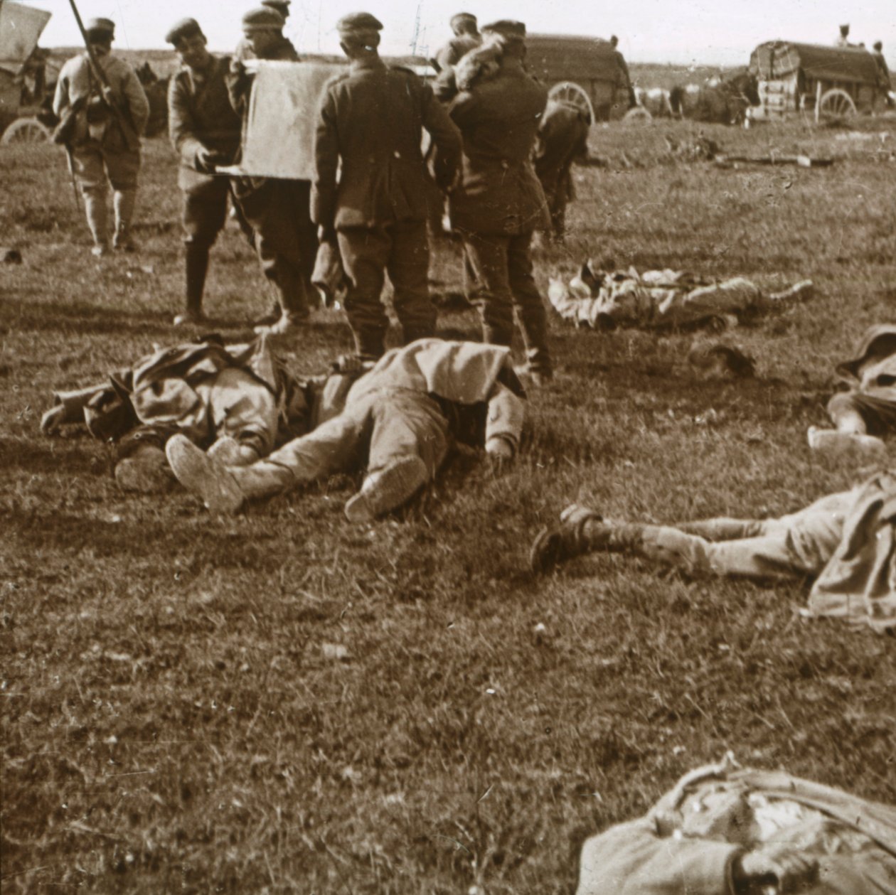 Ruumiiden hautaus, Sainte-Marie-à-Py, Pohjois-Ranska, c1914-c1918 tekijältä Unbekannt