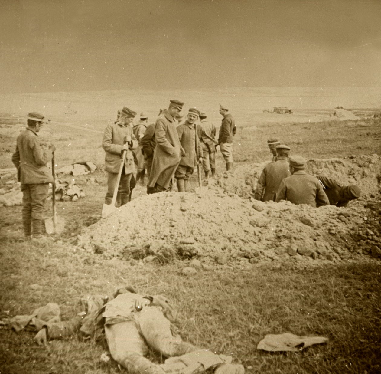 Ruumiiden hautaus, Sainte-Marie-à-Py, Pohjois-Ranska, c1914-c1918. tekijältä Unbekannt