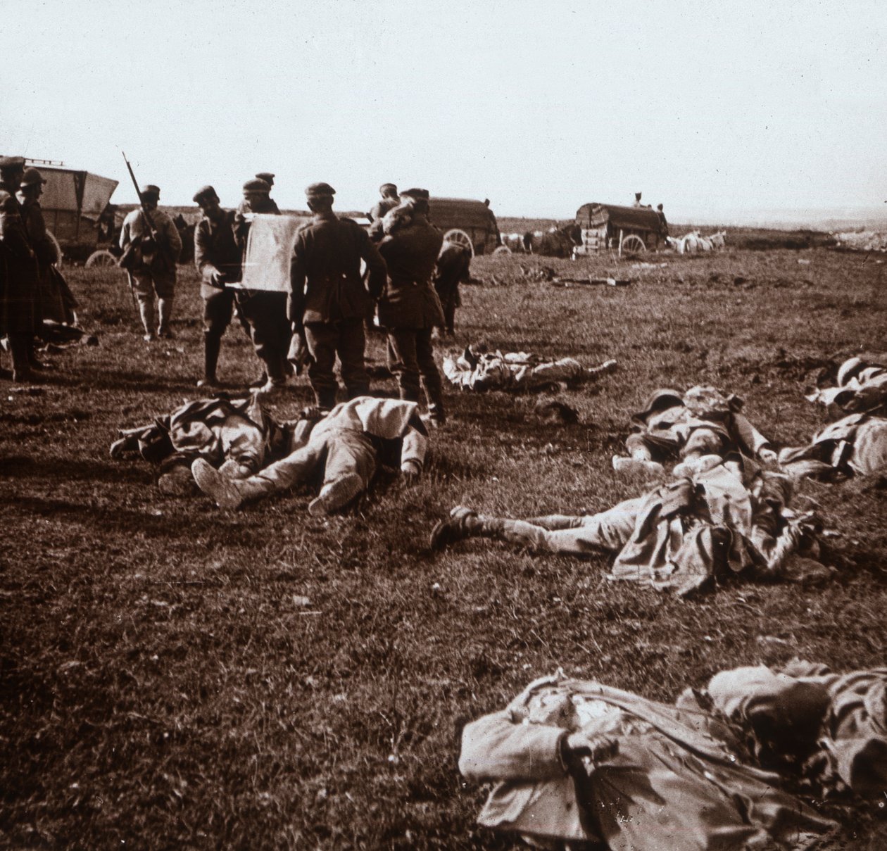 Ruumiiden hautaus, Sainte-Marie-à-Py, Pohjois-Ranska, c1914-c1918 tekijältä Unbekannt