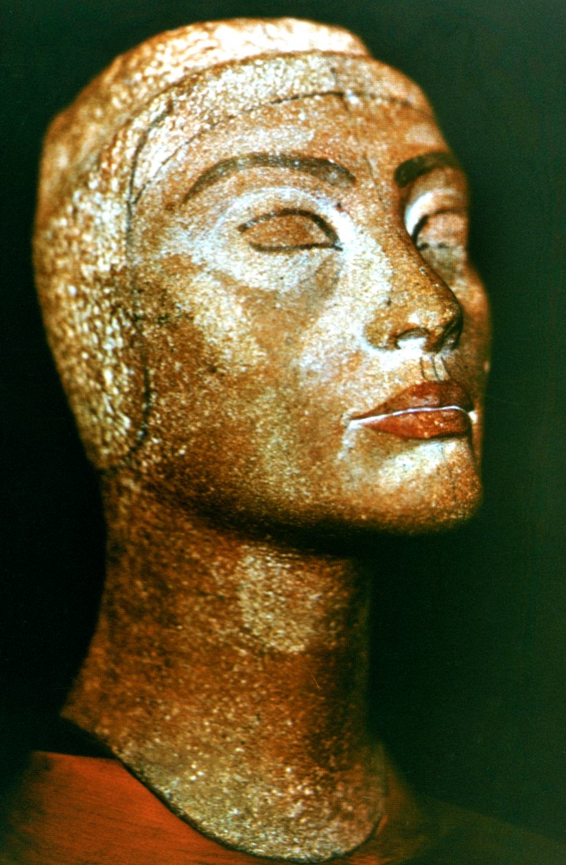 Muinaisen Egyptin faaraon Akhenaten Amenhotep IV:n kuningattaren ja vaimon Nefertitin rintakuva tekijältä Unbekannt