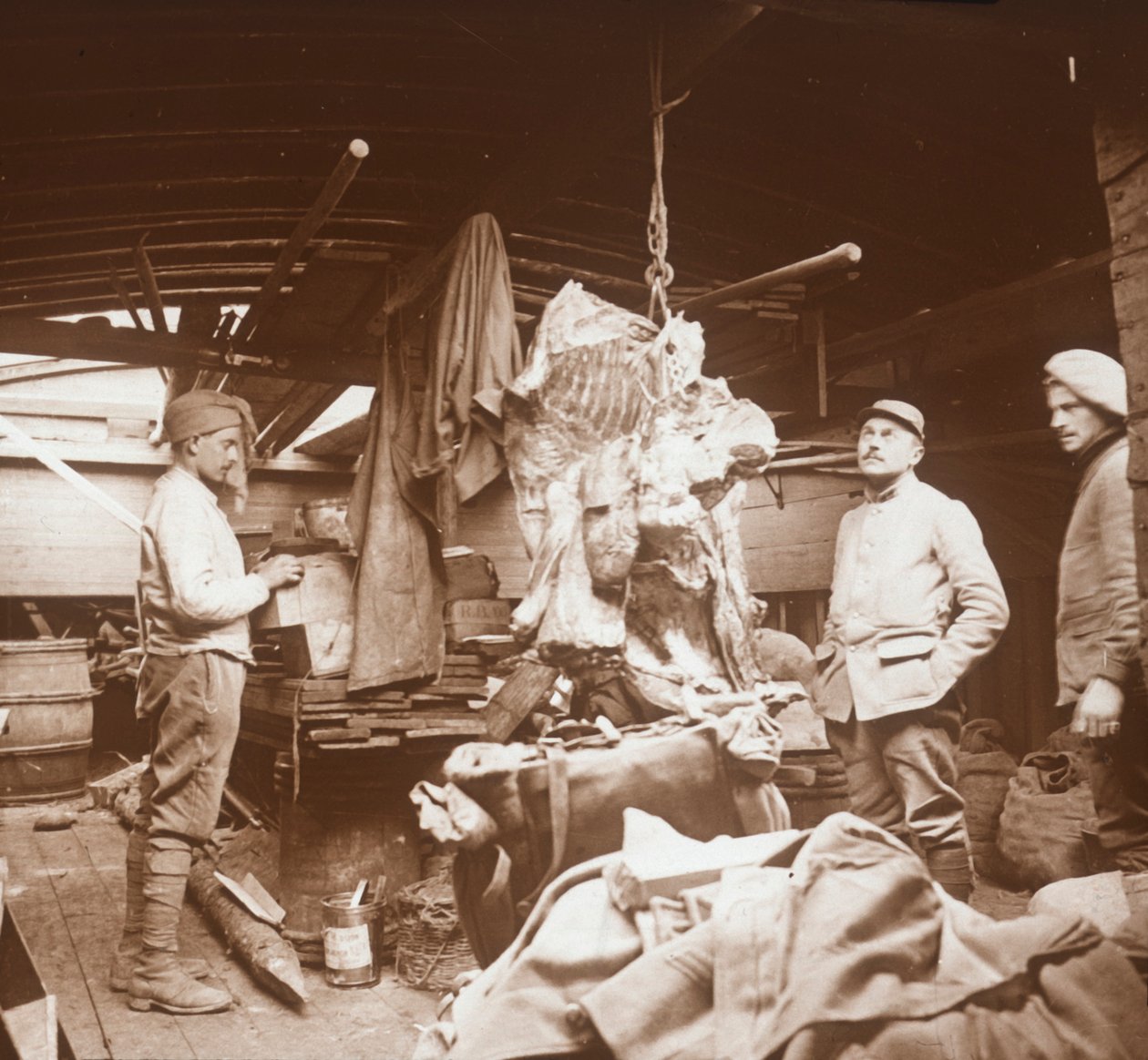 Teurastajat proomulla, Somme, Pohjois-Ranska, c1914-c1918 tekijältä Unbekannt
