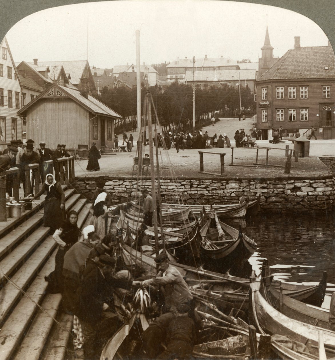 Kalan ostaminen vilkkaasta arktisesta kauppasatamasta, Tromsoe 69° 38 N. Lat., Pohjois-Norja, 1902. tekijältä Unbekannt