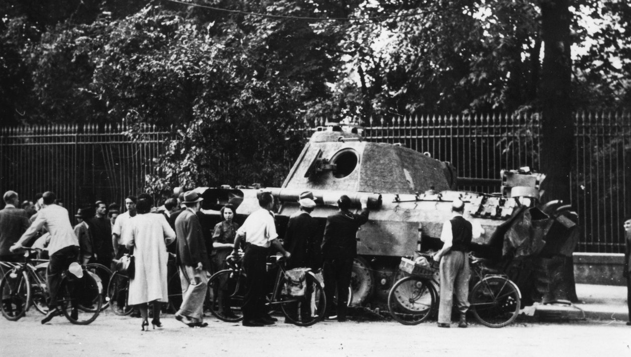 Sivulliset tutkivat hylättyä tankkia Rue de Medicis -kadulla, Pariisin vapauttaminen, elokuu 1944 tekijältä Unbekannt