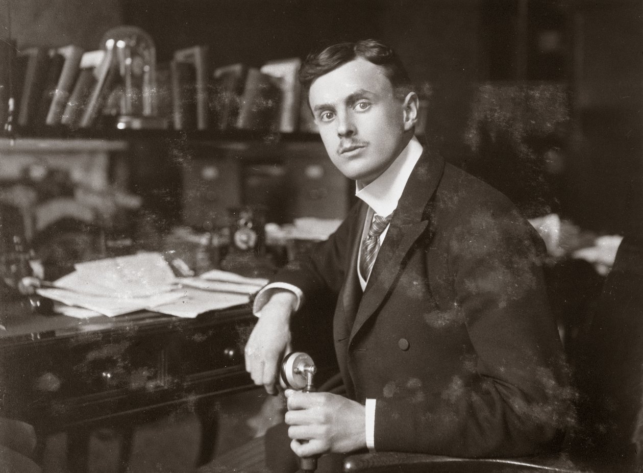 C S Rolls istuu pöytänsä ääressä, n. 1902 tekijältä Unbekannt