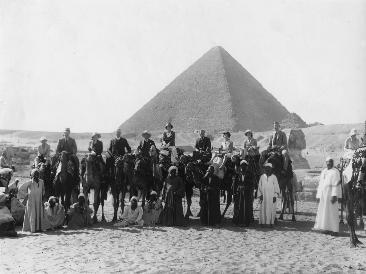 Kamelikierros Gizan pyramidin edessä, Egypti, 1920-1930 tekijältä Unbekannt