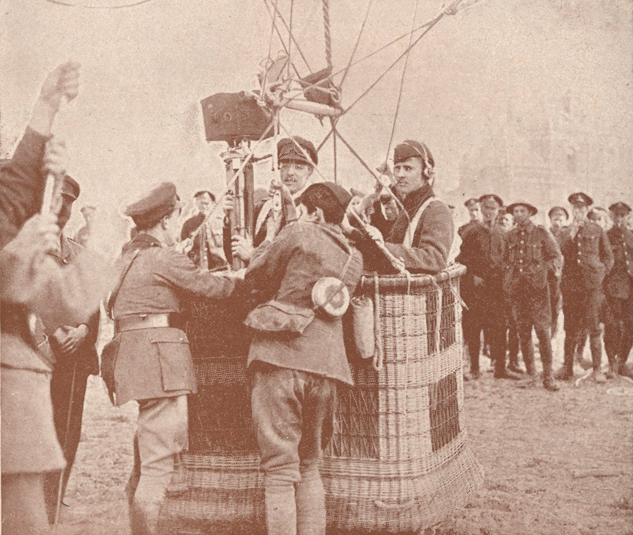 Kanadalainen virallinen kuvaaja ja assistentti valmiina nousemaan leijailmapallolla, c1917 1919 tekijältä Unbekannt