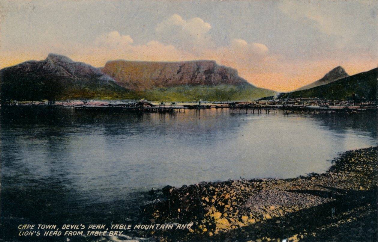 Kapkaupunki, Devils Peak, Pöytävuori ja Lions Head from Table Bay, c1900 tekijältä Unbekannt