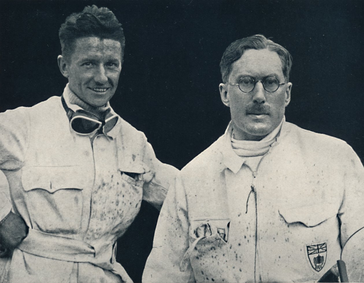 Kapteeni G. E. T. Eyston ja assistentti, 1937 tekijältä Unbekannt