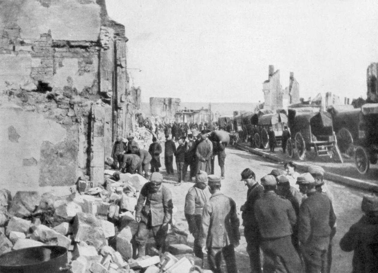 Vangitut saksalaiset vangit poistamassa roskia Clermont-en-Argonnen kaduilta Ranskassa, 1914 tekijältä Unbekannt