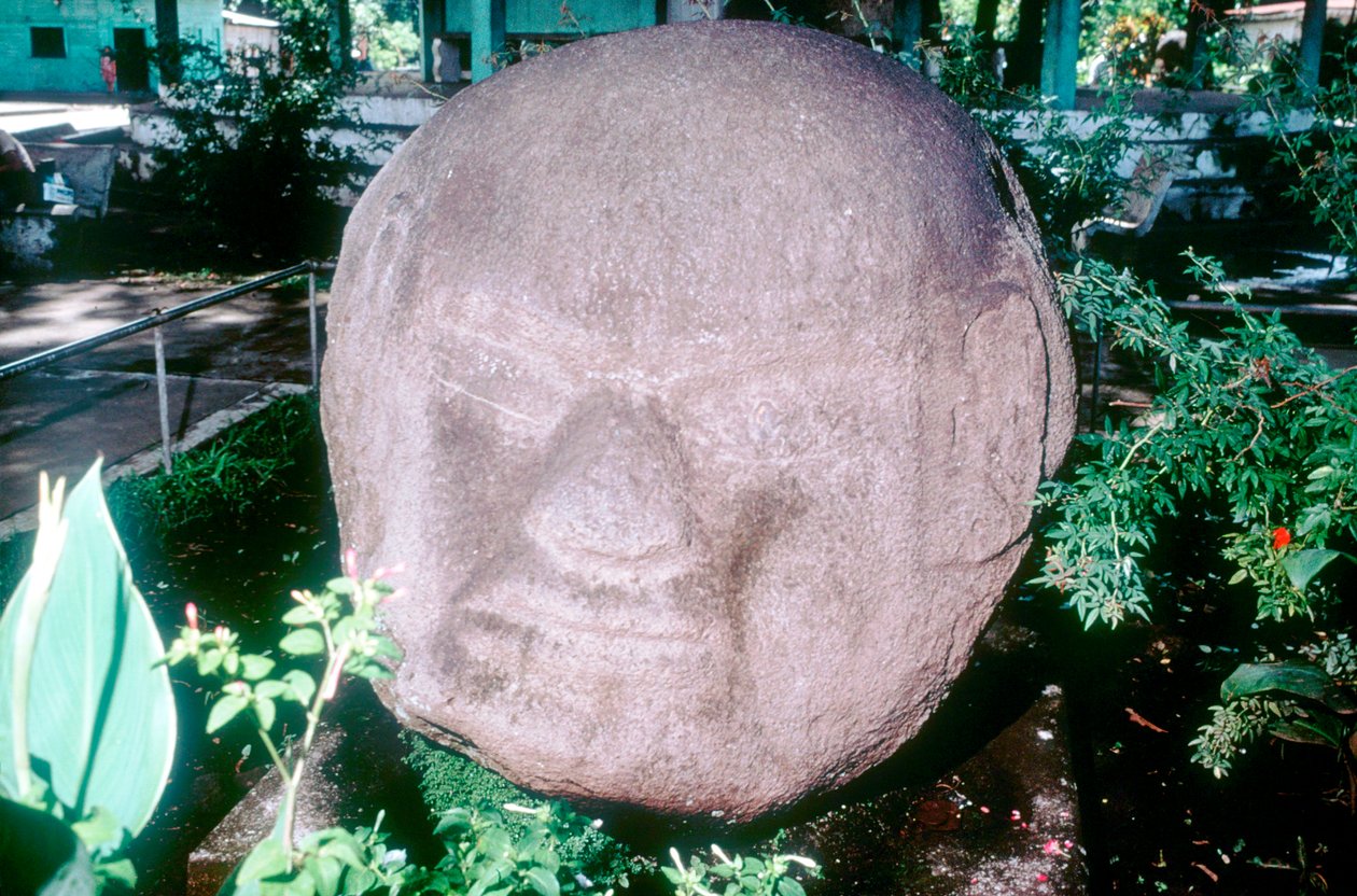 Kaiverrettu monoliittinen pää Monte Altosta, Guatemalasta, esikolumbialaisesta, esiklassisesta kaudesta, 1500-100 eaa. tekijältä Unbekannt