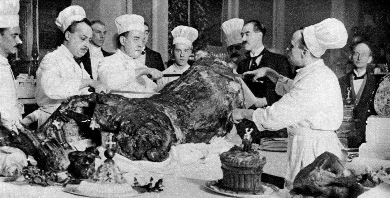 Naudanlihan leikkaaminen vuosijuhlissa Lontoon Guildhallissa, 1926-1927 tekijältä Unbekannt