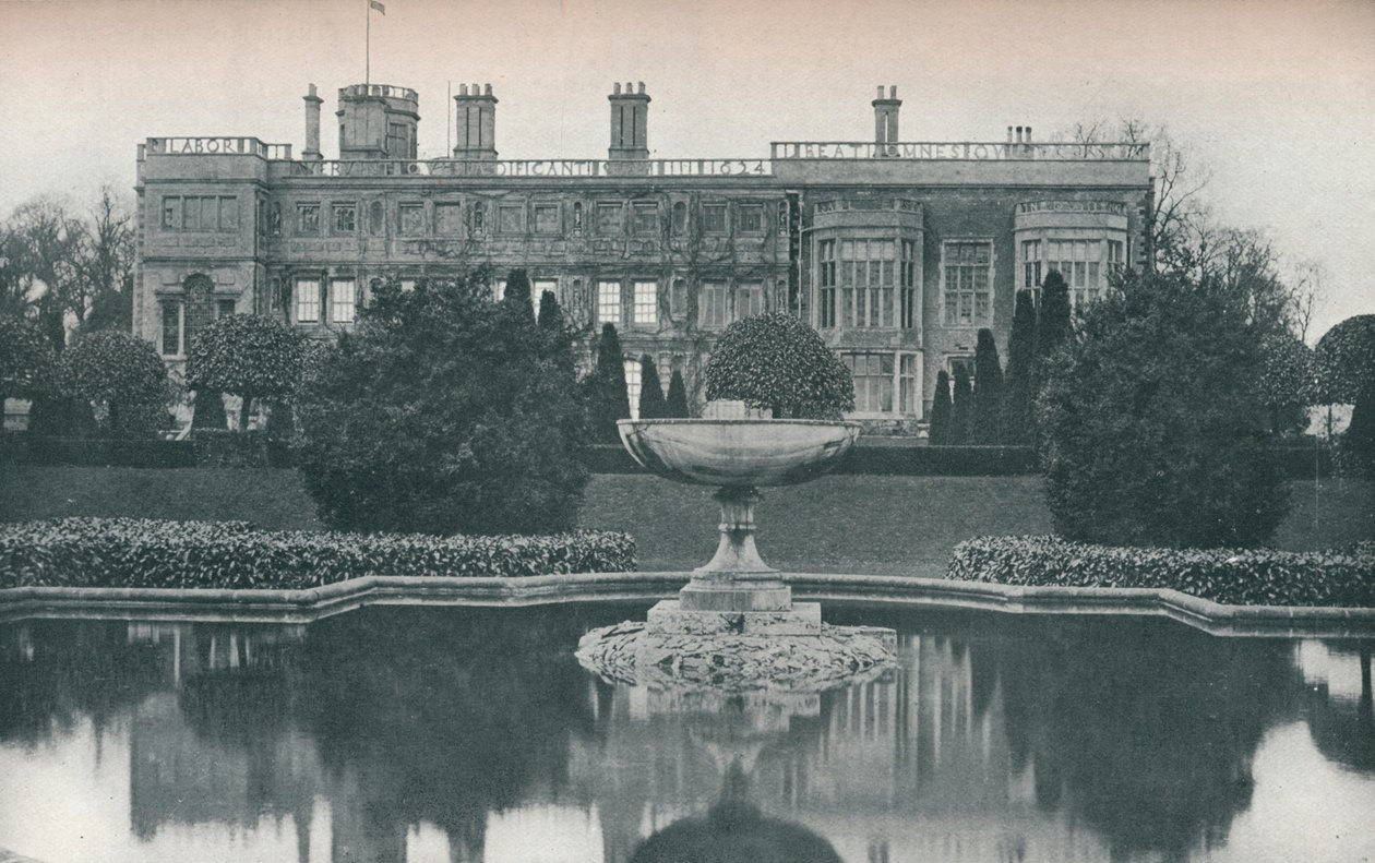 Castle Ashby, Northants: South Side, Fountain, c1915 tekijältä Unbekannt