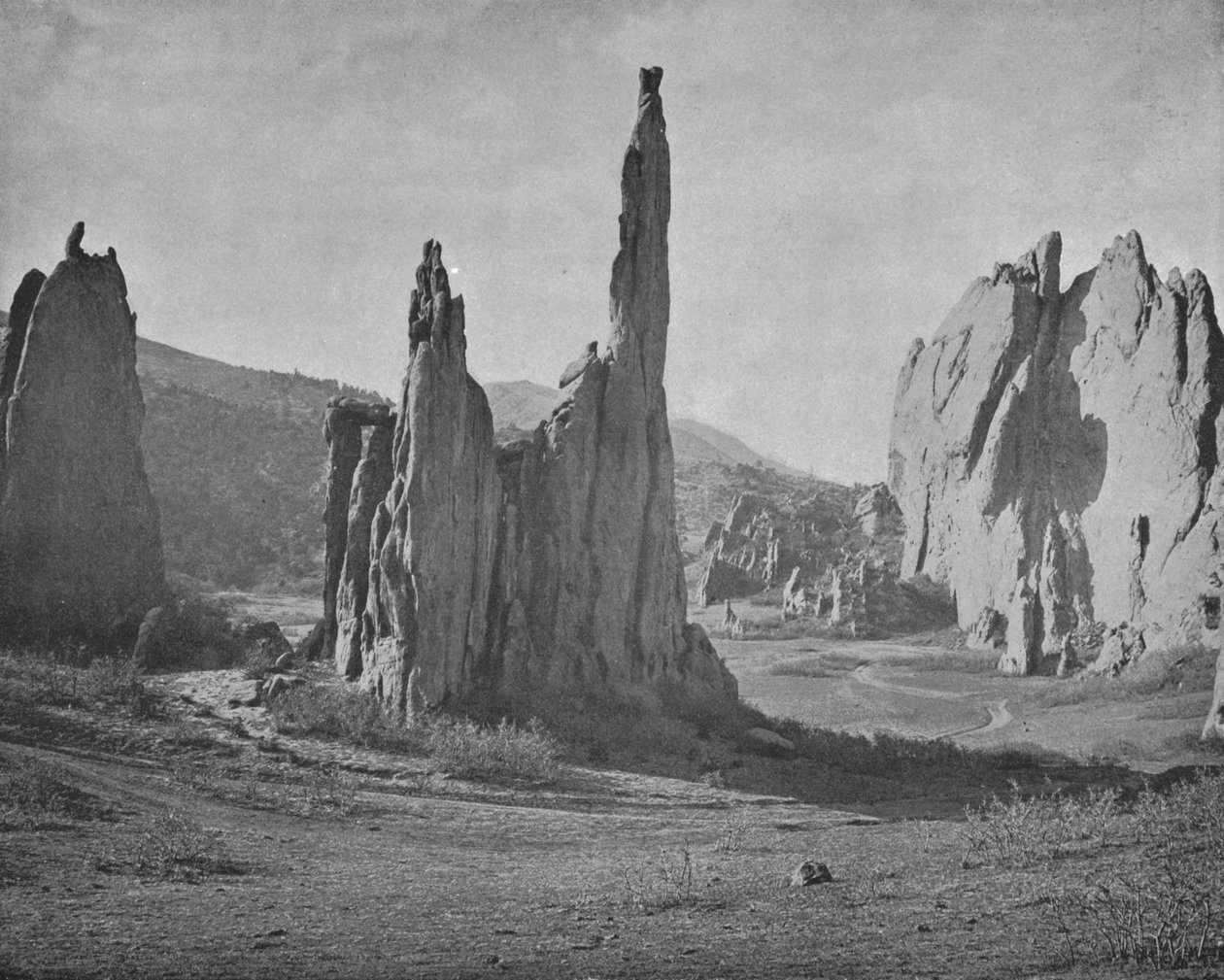 Cathedral Spires, Garden of the Gods, Colorado, USA, vuosi 1900. tekijältä Unbekannt