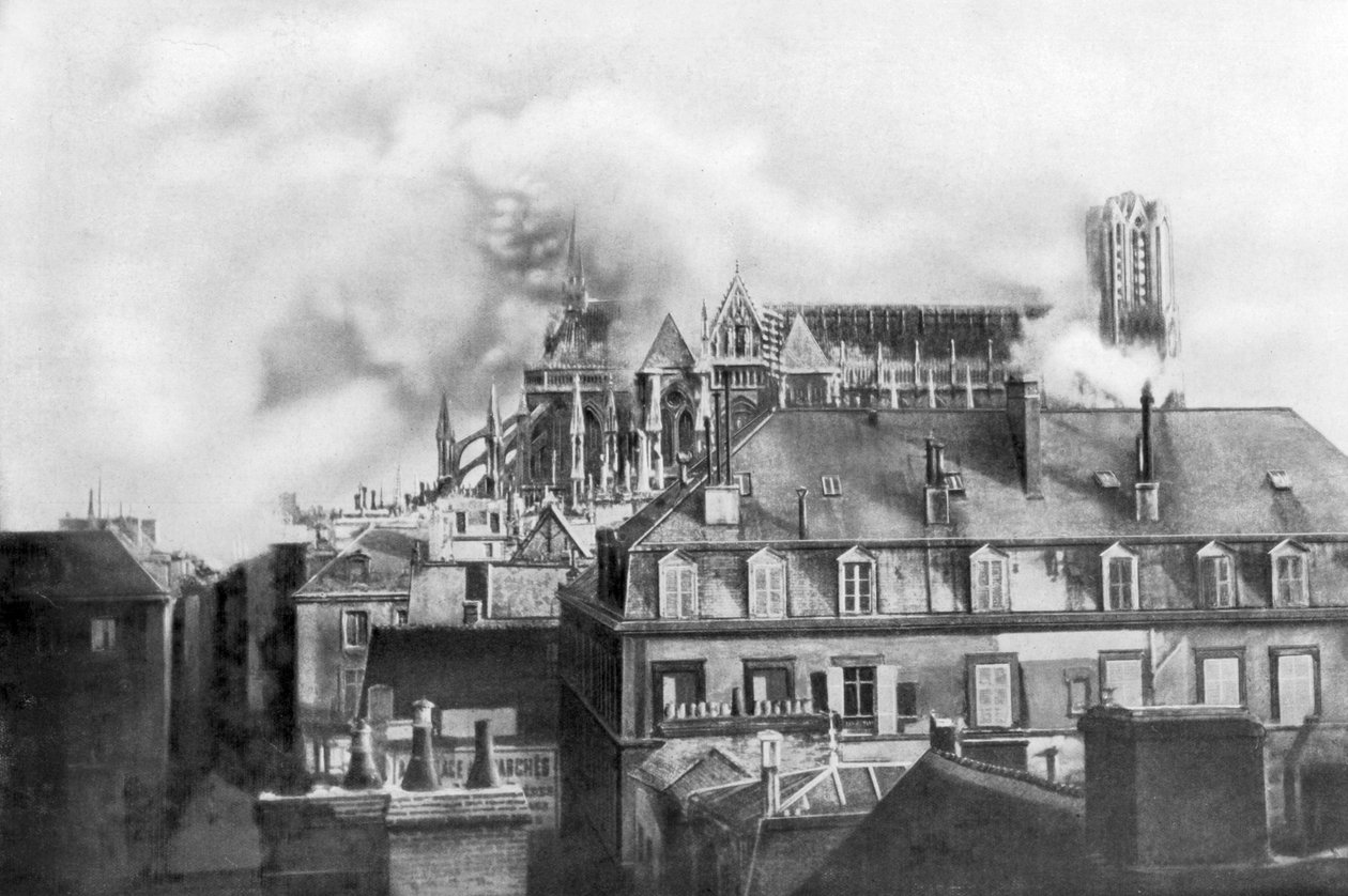 Reimsin katedraali palamassa saksalaisten pommitusten seurauksena, Ranska, 1914 tekijältä Unbekannt