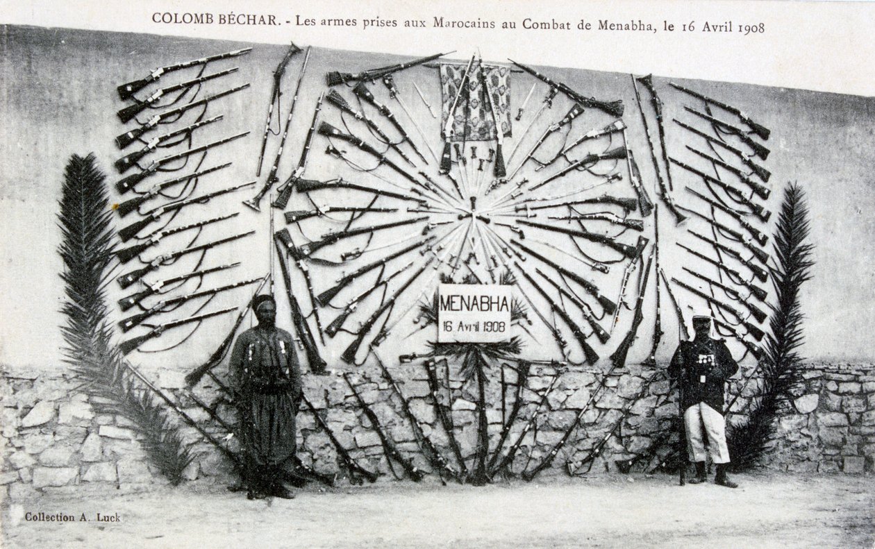 Kuvatut aseet Menabhan taistelusta Colomb-Bécharista Algeriasta, vuodelta 1910 tekijältä Unbekannt