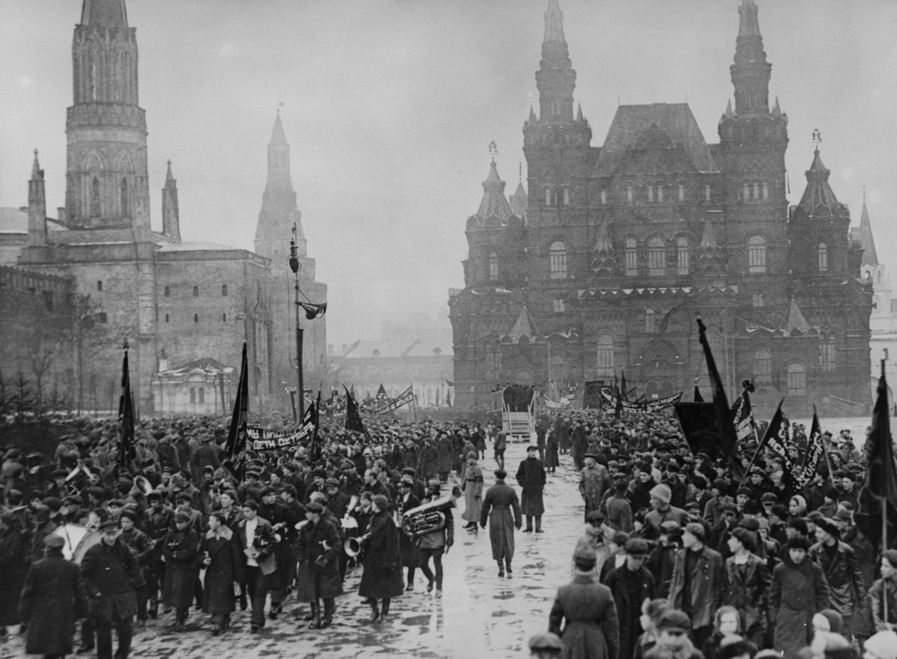 Juhlat lokakuun vallankumouksen 8. vuosipäivän kunniaksi Moskovassa 1925. tekijältä Unbekannt