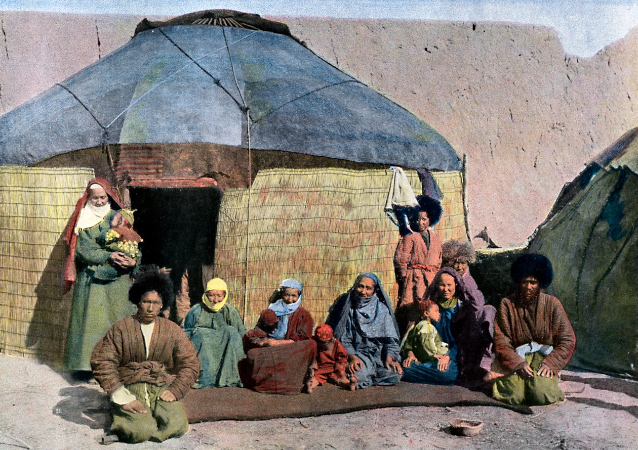 Keski-Aasialainen perhe talonsa ulkopuolella, c1890 tekijältä Unbekannt