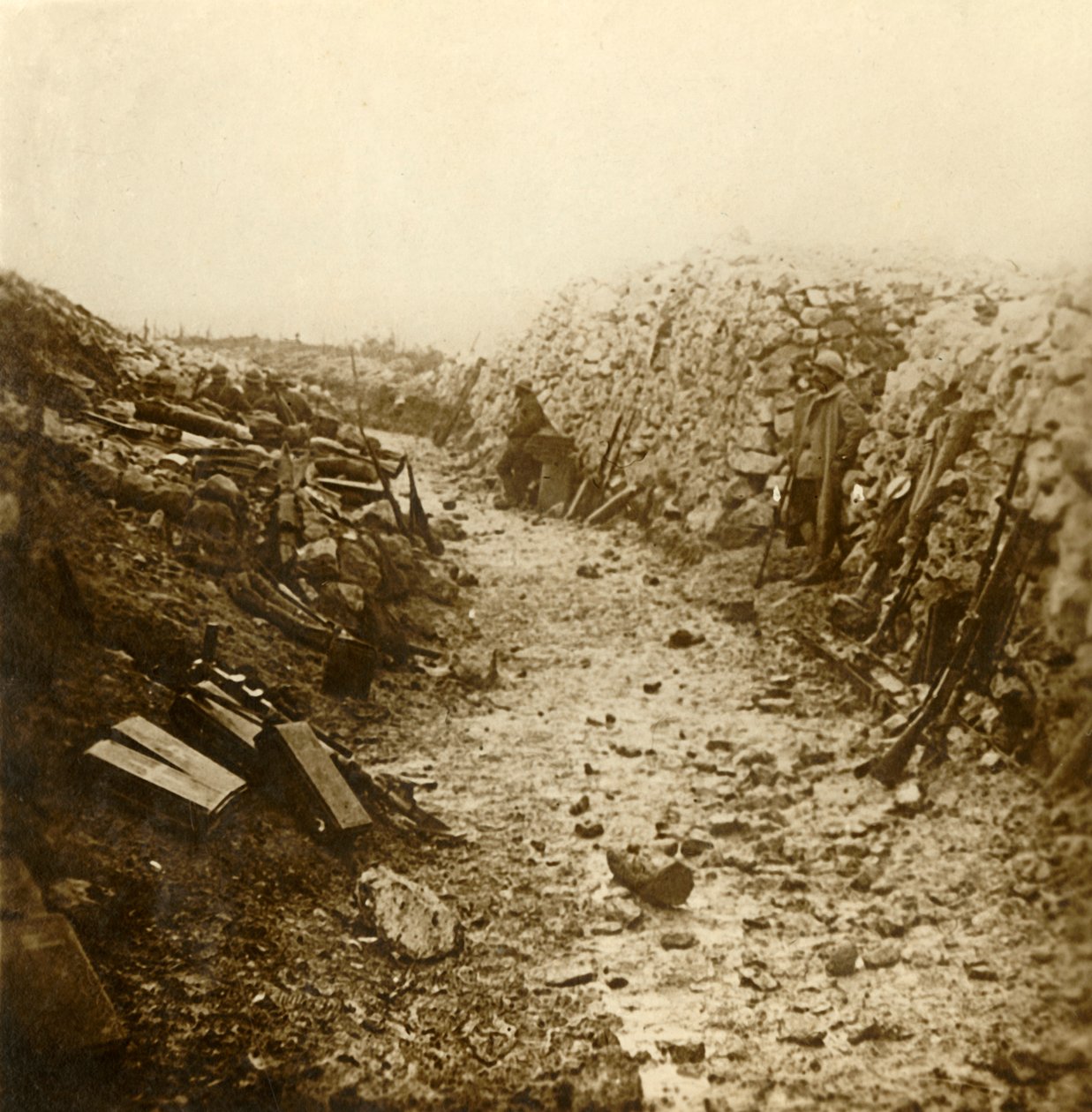 Keskuspuhelinposti Froideterressä, Verdunissa, Pohjois-Ranskassa, n. 1916 tekijältä Unbekannt
