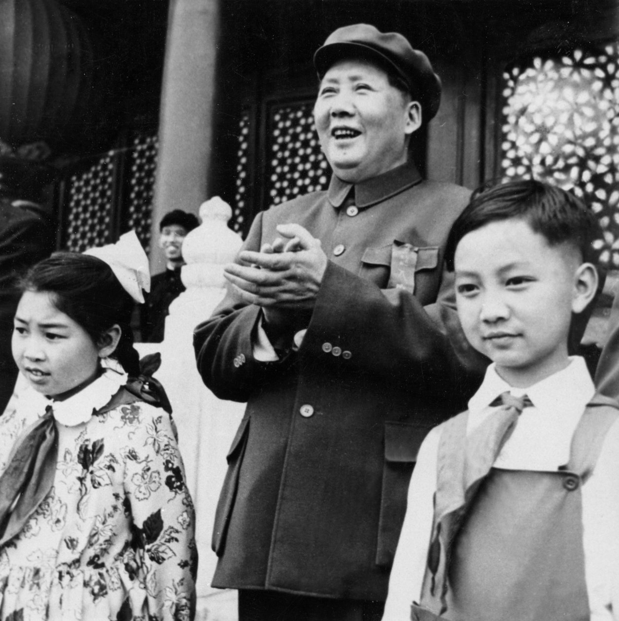 Puheenjohtaja Mao Zedong taputtaa paraatoreita puhujakorokeelta Tien An Menissä Pekingissä, Kiinassa tekijältä Unbekannt
