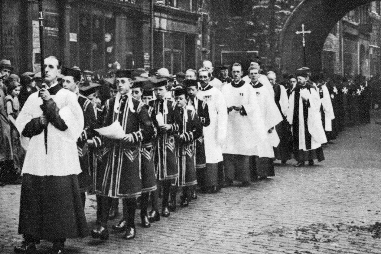 Chapel Royal Choirboys kulkueessa, Clerkenwell, Lontoo, 1926-1927 tekijältä Unbekannt