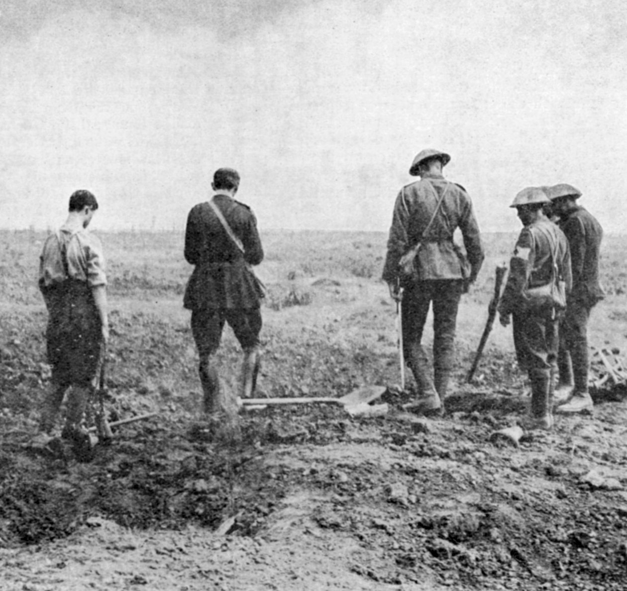 Pappi suorittaa hautauspalvelua kentällä, kun hautajaiset kunnioittavat kunnioitustaan, c1916 tekijältä Unbekannt