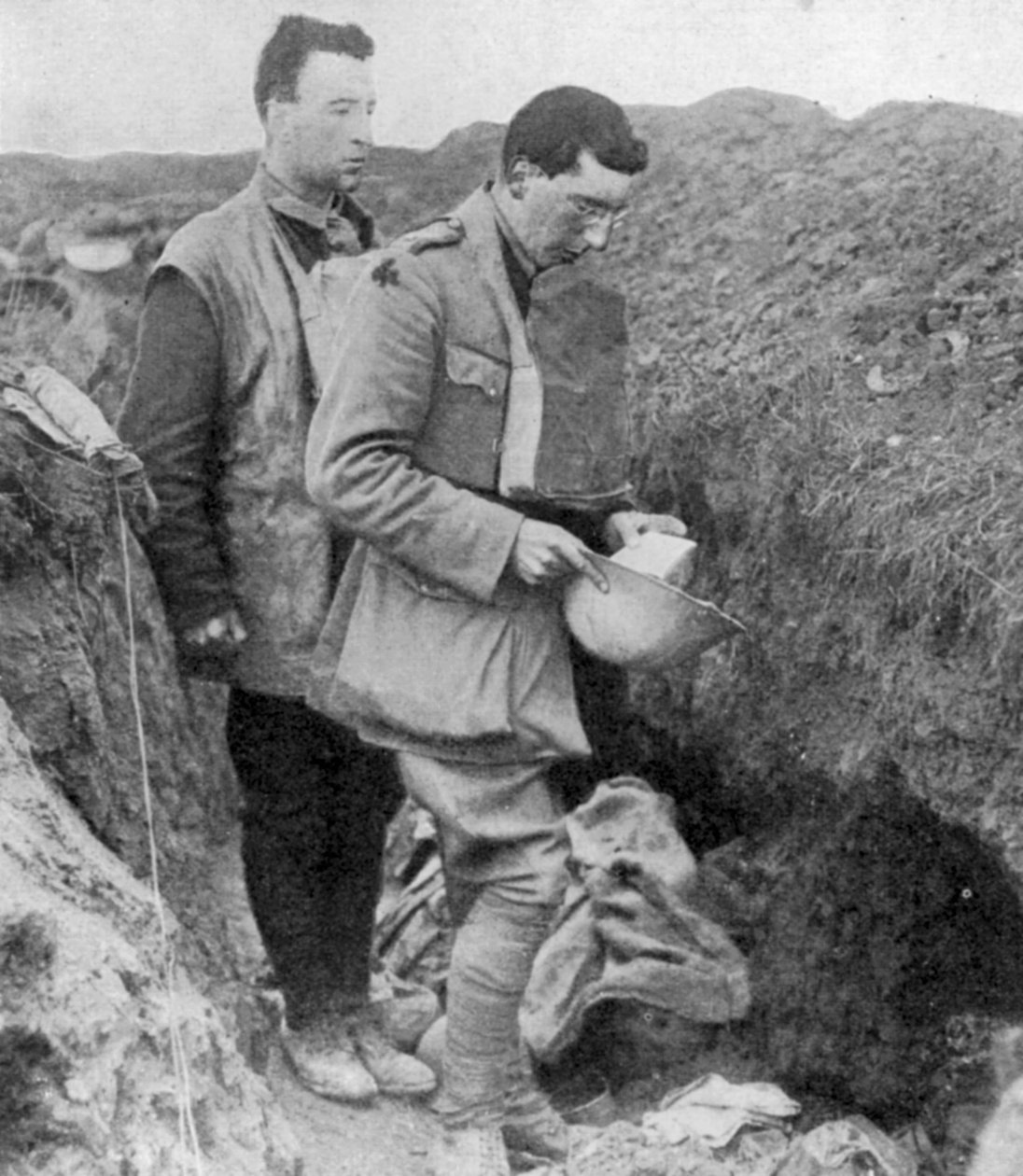 lst Munstersin kappeli pitää hautausrukouksen haudassaan kuolleiden sotilaiden puolesta, 1918 tekijältä Unbekannt
