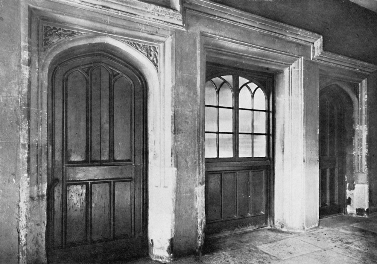 Charterhouse. Aulan näyttökäytävästä keittiöön ja toimistoihin johtavat ovet, 192 tekijältä Unbekannt