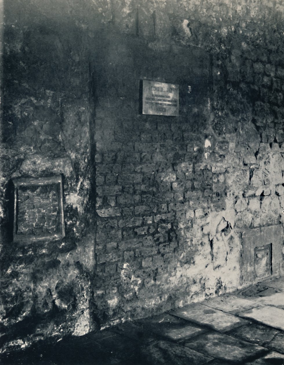 Charterhouse. Munkkisellin ruokaluukku ja oviaukko luostarissa, 1925 tekijältä Unbekannt