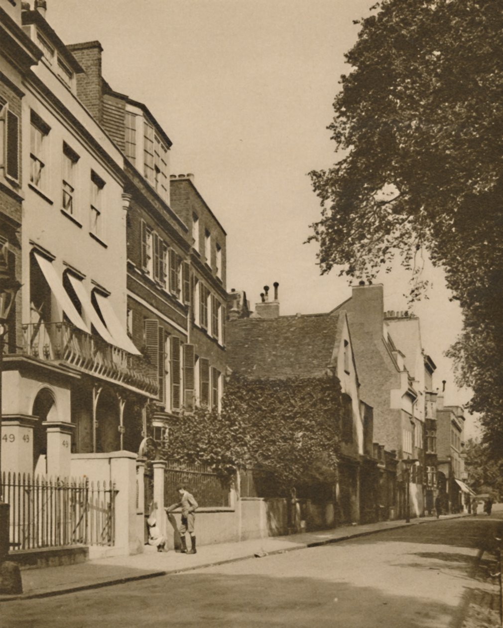 Cheyne Walk, hillitty tie, joka katsoo joen yli, on täynnä muistoja, vuodelta 1935. tekijältä Unbekannt