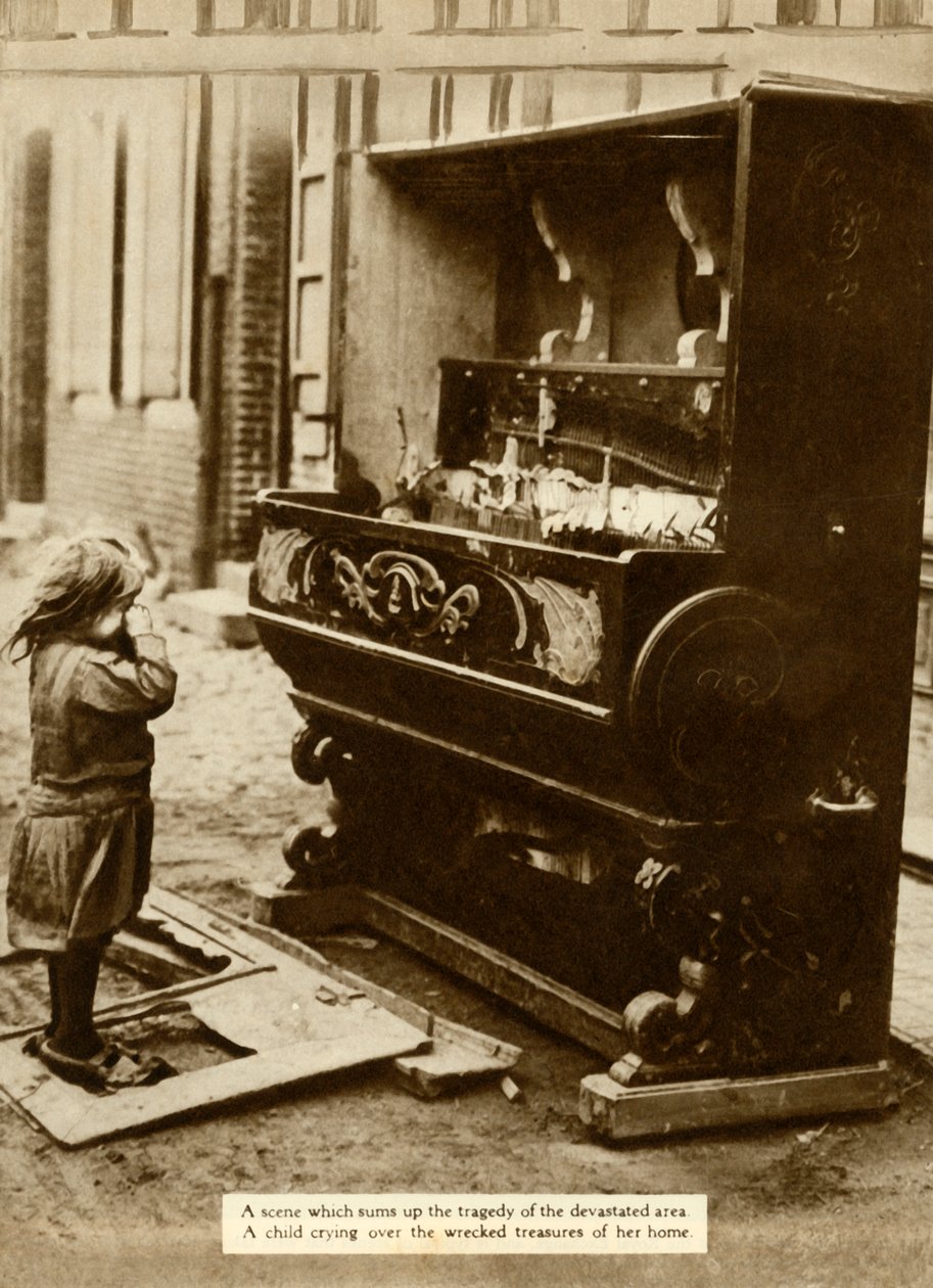 Lapsi, jolla oli vaurioitunut piano ilmahyökkäyksen jälkeen, teki hänet kodittomaksi, ensimmäinen maailmansota, 1918, 1935. tekijältä Unbekannt