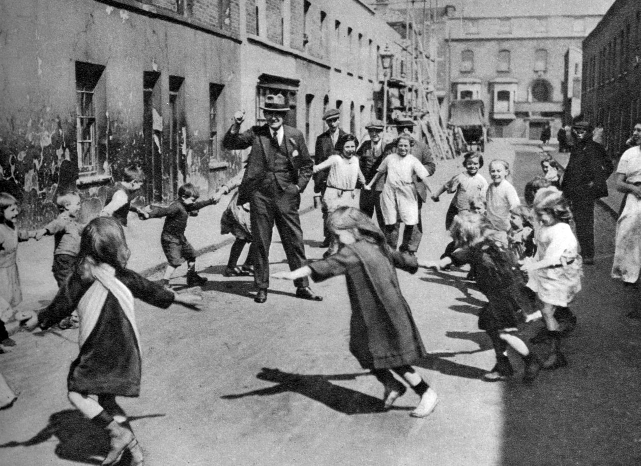 Lapset tanssivat kadulla, Lontoo, 1926-1927 tekijältä Unbekannt