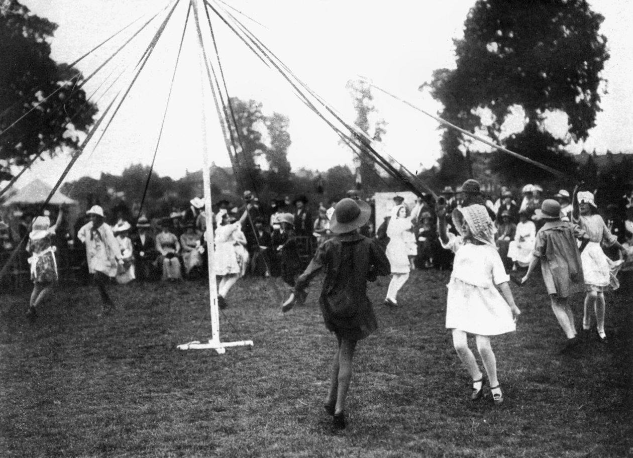 Lapset tanssivat touvon ympärillä, 1926 tekijältä Unbekannt
