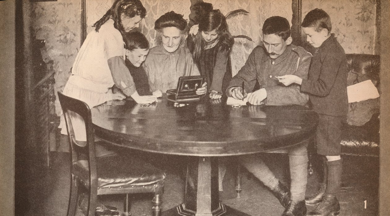Lapset tyhjentävät rahalaatikoitaan sijoittaakseen sotalainaan, c1917, 1935 tekijältä Unbekannt