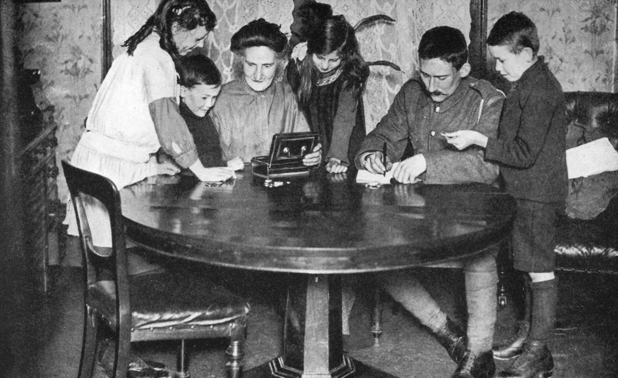 Lapset tyhjentävät rahalaatikoitaan sijoittaakseen sotalainoihin, 1936 tekijältä Unbekannt