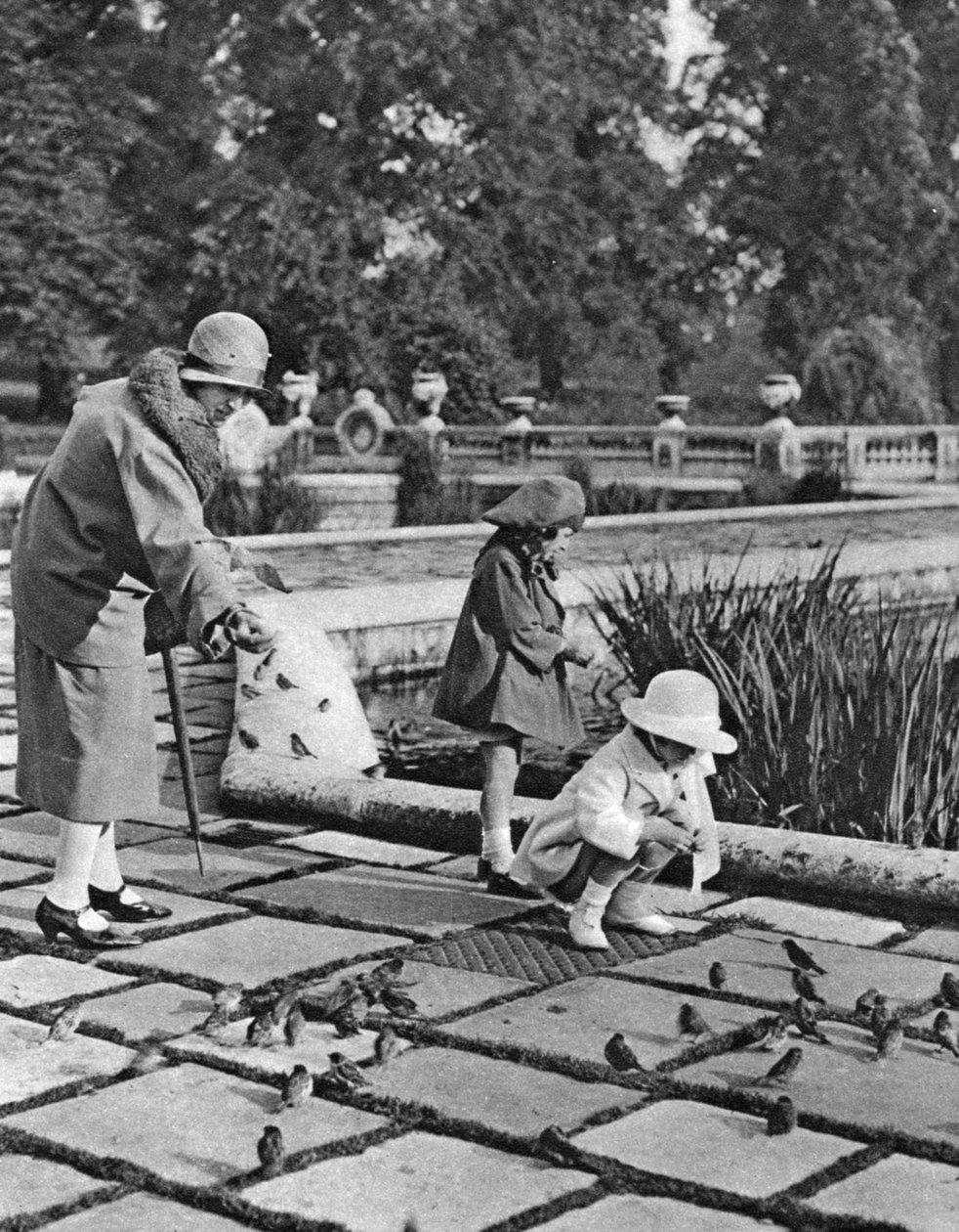 Lapset ruokkivat varpusia Hyde Parkissa Lontoossa, 1926-1927 tekijältä Unbekannt