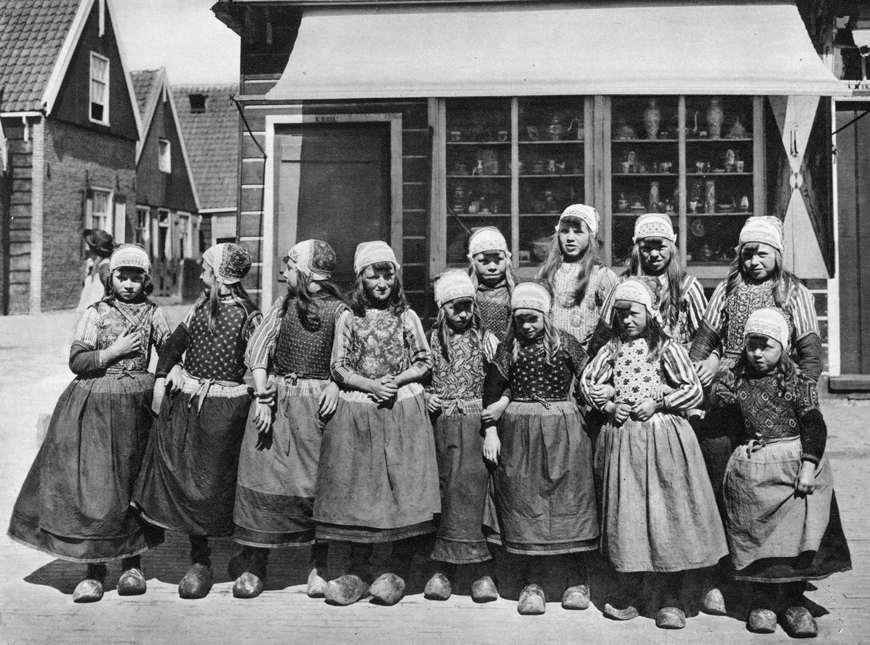 Lapset kansallispuvussa, Marken, Alankomaat, v. 1934 tekijältä Unbekannt