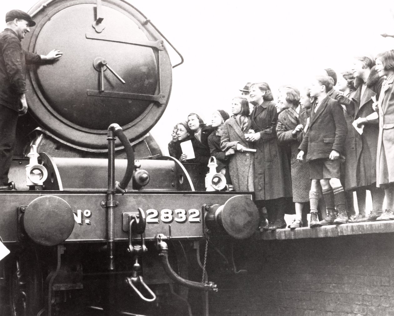 Lapset katsomassa höyryveturia, 3. maaliskuuta 1936 tekijältä Unbekannt
