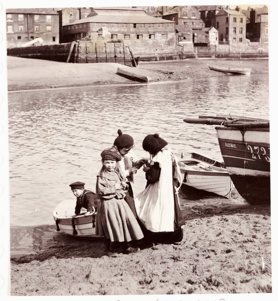 Lapset leikkimässä veden äärellä, Whitby Harbour, n. 1905 tekijältä Unbekannt