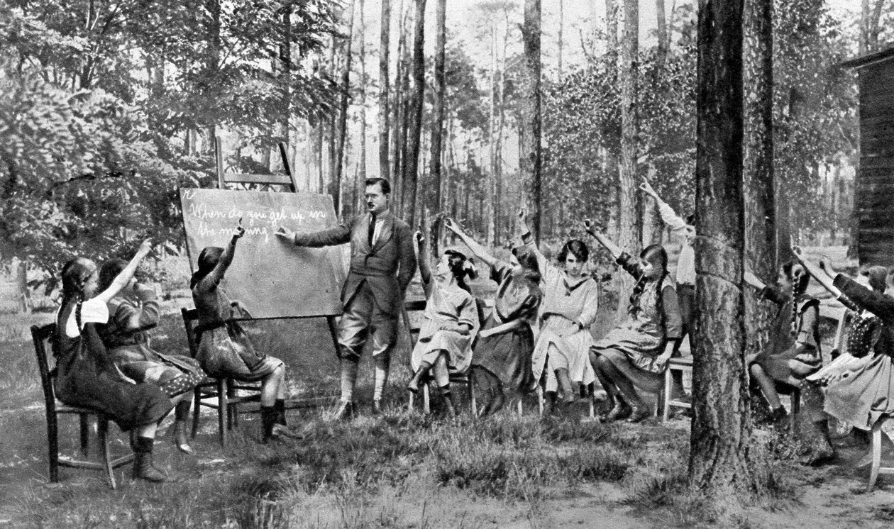 Lapset englannin oppitunneilla Charlottenburgin metsässä, Berliinissä, Saksassa, 1922 tekijältä Unbekannt