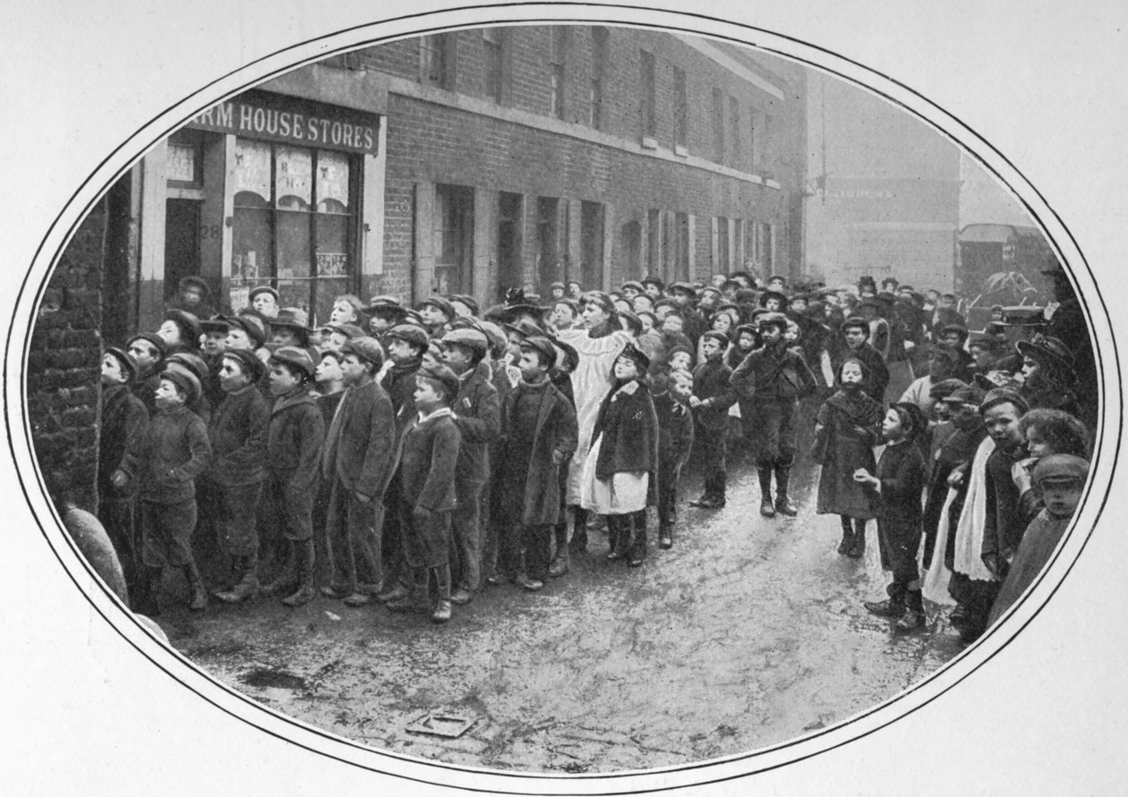 Lapset odottavat ilmaisia aterioita, Lontoo, c1900 1901 tekijältä Unbekannt