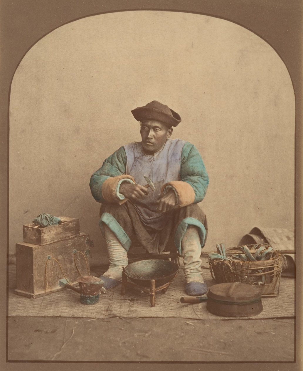 [Kiinalainen mies istuu työkalujen kanssa], 1870-luku. tekijältä Unbekannt