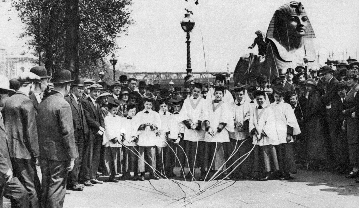 St Clement Danesin kuoropojat lyömässä rajamerkkejä pitkillä sauvoilla, Lontoo, 1926-1927 tekijältä Unbekannt