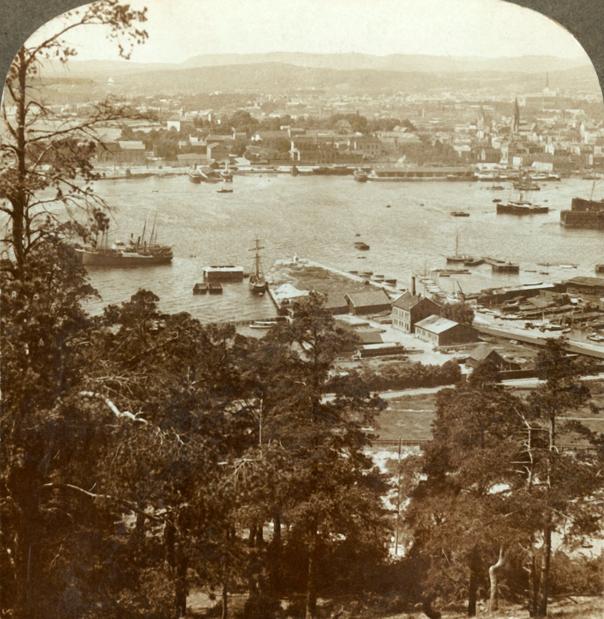 Christiania ja hänen vilkas satamansa, N.W. Ekebergin kuninkaallisesta palatsista oikealla, Norja, n. 1905. tekijältä Unbekannt