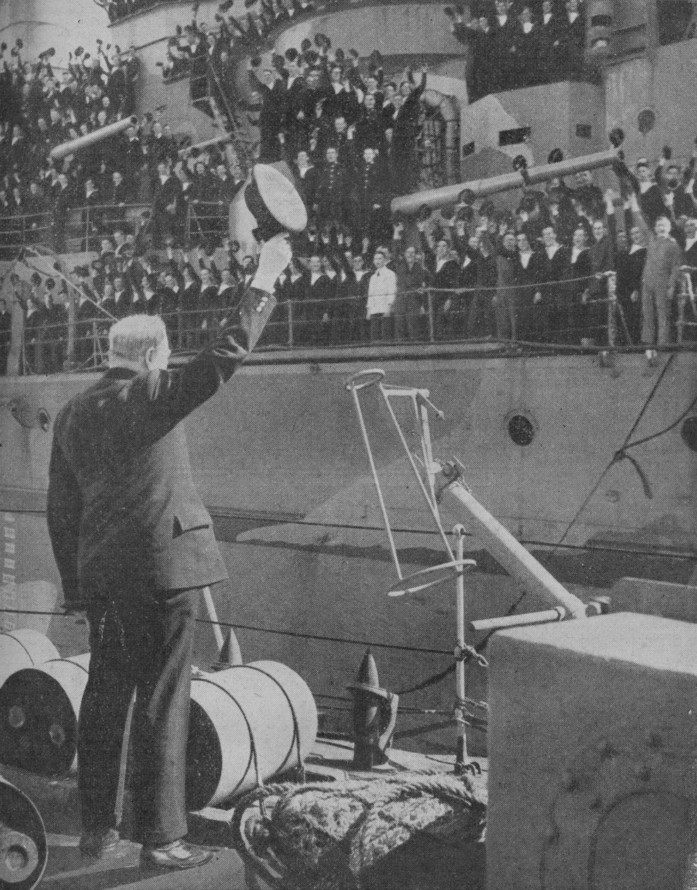 Churchill vastaa HMS Prince of Walesin, 1941:n miehistön huutoon tekijältä Unbekannt