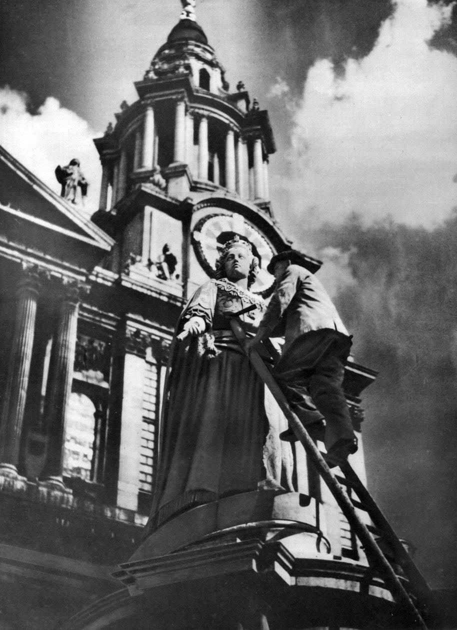 Kuningatar Annen patsaan siivoaminen osana kuningas Yrjö V:n hopeajuhlajuhlaa, 1935 tekijältä Unbekannt